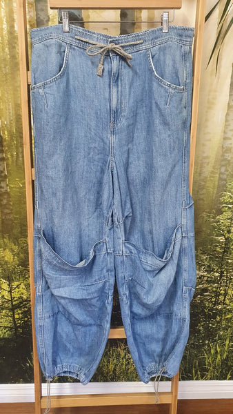 FREE PEOPLE - Logan cinched cargo jean! 14