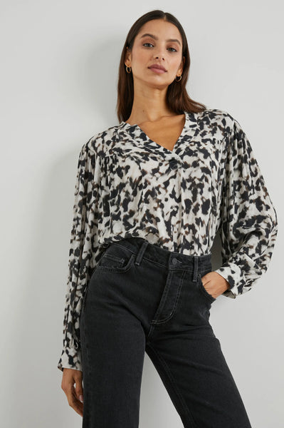 RAILS "Fable" blurred Cheetah blouse! 14