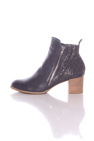 DJANGO & JULIETTE - Navy leather laser cut ankle boots! 41