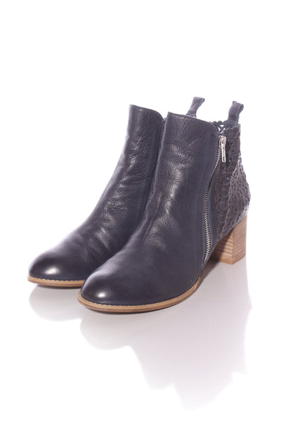 DJANGO & JULIETTE - Navy leather laser cut ankle boots! 41
