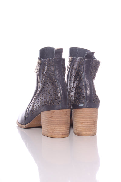 DJANGO & JULIETTE - Navy leather laser cut ankle boots! 41