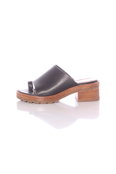 MI PIACI - Toe detail leather slides! 39