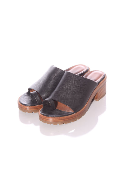 MI PIACI - Toe detail leather slides! 39