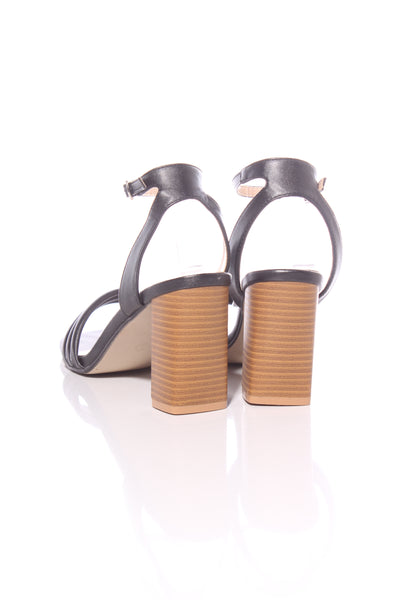 CELEBRITY (LN) "Whitney" sandals! 9