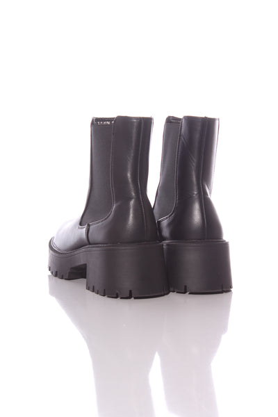 RUBI (LN) Faux leather chelsea platform boot! 39