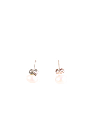 NEW - Pearl stud earring!