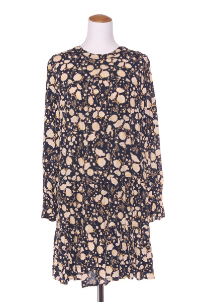 STELLA + GEMMA - Navy floral tiered dress! 12