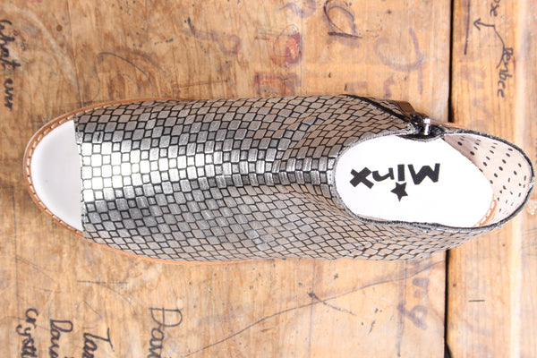 MINX "Bijoux" Silver leather open toe boot! 39